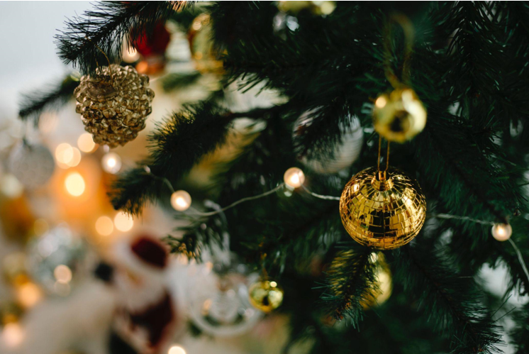 5 Ways a Lighted Garland Christmas Decoration Can Boost Office Camaraderie